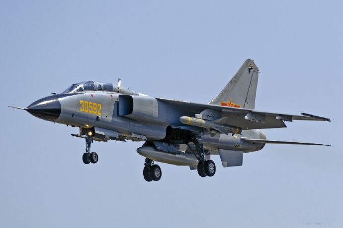 殲轟7是幾代機(jī)，深度解析中國(guó)空軍的重要戰(zhàn)機(jī)，深度解析，殲轟7戰(zhàn)機(jī)在中國(guó)空軍的角色與代數(shù)定位