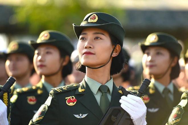 中國最美的十大女兵單人圖片，英勇之花綻放榮耀舞臺，中國十大最美女兵單人圖片，榮耀舞臺上的英勇之花