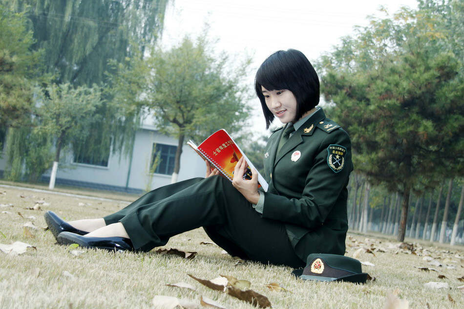 解放軍女兵風(fēng)采，英勇無(wú)畏，巾幗不讓須眉，解放軍女兵英勇風(fēng)采，巾幗不讓須眉，無(wú)畏展現(xiàn)風(fēng)采