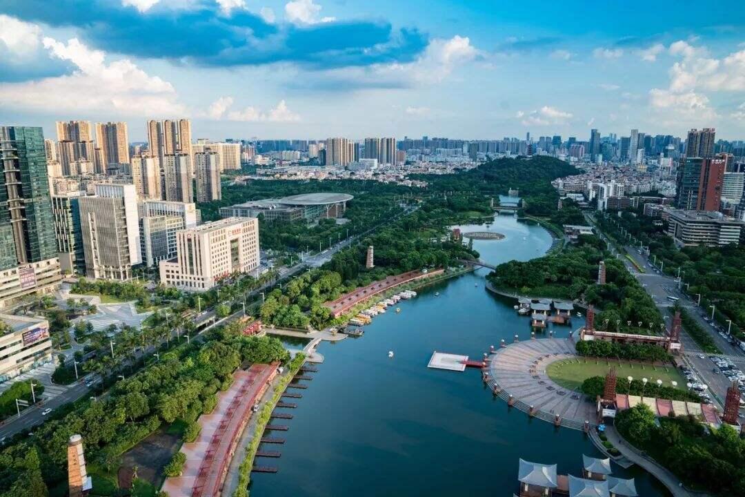 新澳門2025年正版免費(fèi)公開，探索未來的機(jī)遇與挑戰(zhàn)，澳門未來展望，機(jī)遇與挑戰(zhàn)并存（2025正版免費(fèi)公開）
