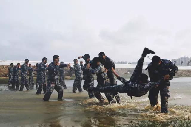 中國(guó)海軍陸戰(zhàn)隊(duì)之歌，榮耀與力量的贊歌，中國(guó)海軍陸戰(zhàn)隊(duì)的榮耀與力量，贊歌激蕩人心
